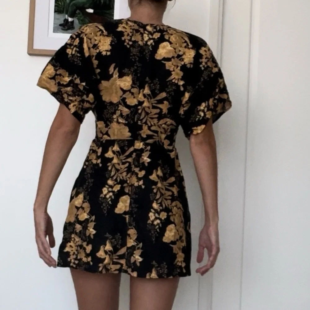 NWOT Reformation Ty Plunge V Neck Kimono Sleeve Floral Linen Mini - Size 2 - Picture 4 of 11